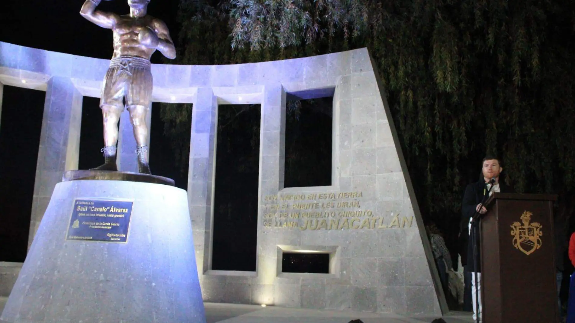 Canelo Álvarez y su estatua